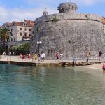 Крепостные стены и башни города Корчула в Хорватии